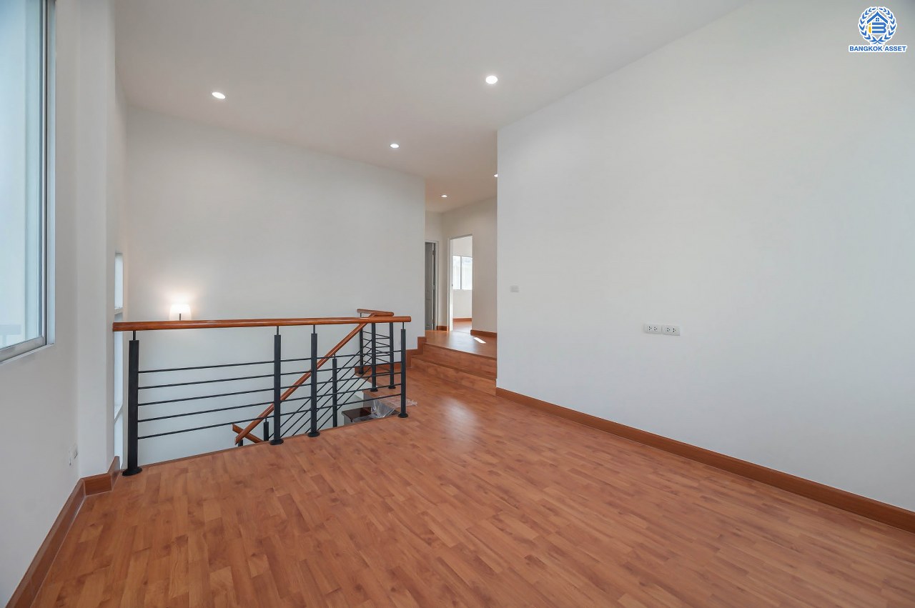 บ้านมือสองตกแต่งใหม่ โครงการ บางกอก บูเลอวาร์ด รามอินทรา แบรนด์ SC Asset เนื้อที่ 55.20 ตร.ว. ฟังก์ชัน 3 ห้องนอน 3 ห้องน้ำ ที่จอดรถ 2 คัน บนทำเลแห่งการเดินทาง เชื่อมต่อถนนรามอินทรา, ถนนรัชดา-รามอินทรา ใกล้จุดขึ้น "ทางด่วนรามอินทรา" รถไฟฟ้าสายสีชมพู "สถานีวงแหวนรามอินทรา" และ ใกล้ห้างแฟชั่น ไอส์แลนด์